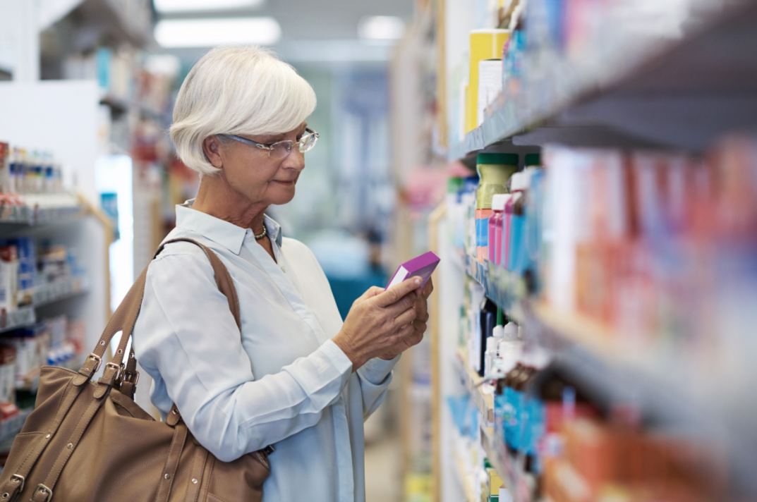 Žena vybírá produkty